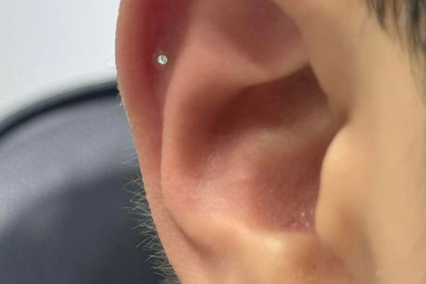 Ảnh xỏ Helix của các bạn nam và nữ tại TinyBox - 11/2024