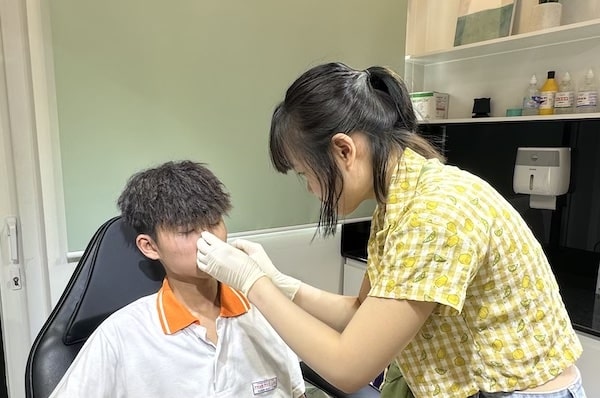 Bấm lỗ tai chảy mủ phải làm sao? Nguyên nhân & cách xử lí vô cùng hiệu quả