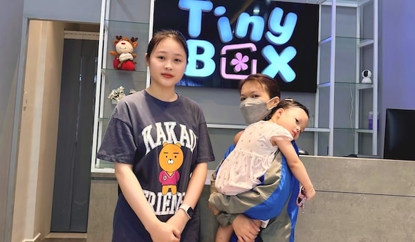 Bấm lỗ tai cho bé ở tiệm vàng - bấm lỗ tai cho bé ở đâu