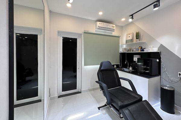 Bấm lỗ tai cho bé ở tiệm vàng - bấm lỗ tai cho bé ở đâu