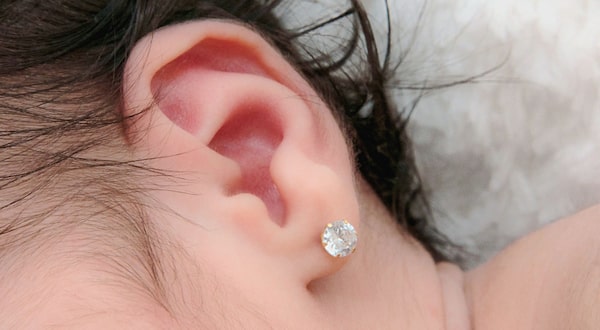 Bấm lỗ tai cho bé ở tiệm vàng - bấm lỗ tai cho bé ở đâu