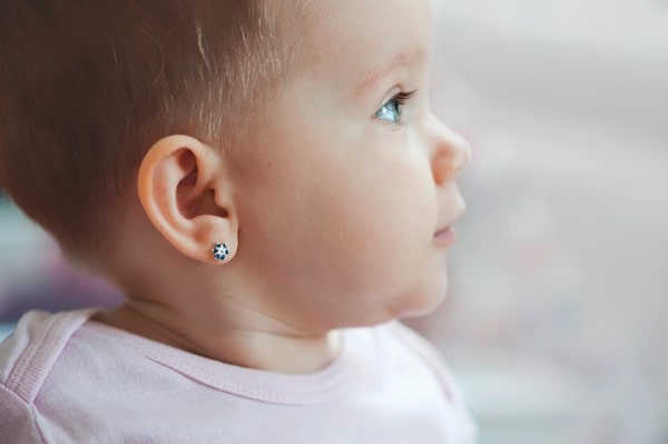 Bấm lỗ tai cho bé ở tiệm vàng - bấm lỗ tai cho bé ở đâu