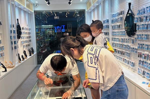 Bấm lỗ tai cho người lớn ở bệnh viện