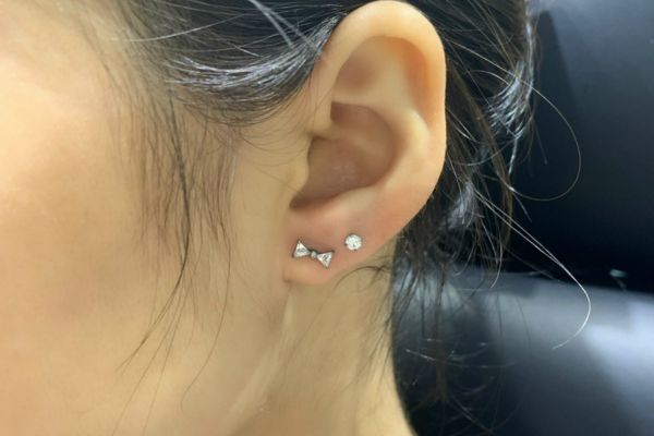 https://tinybox.vn/khuyen-tai-titanium-dinh-da-hinh-chiec-no