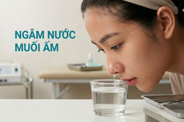 cách ngâm nước muối sinh lý cho lỗ xỏ cánh mũi bị bump