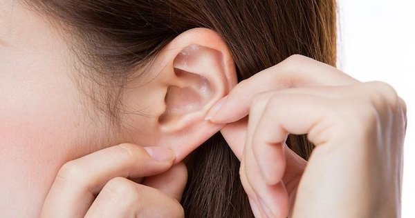 Bị mụn ở thịt tai có xỏ khuyên được không