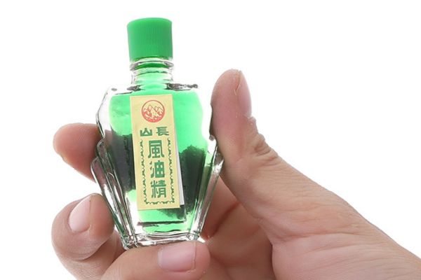 Bôi dầu gió xanh vào lỗ xỏ khuyên được không?