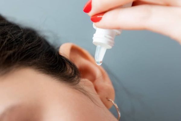 Bôi dầu gió xanh vào lỗ xỏ khuyên được không?