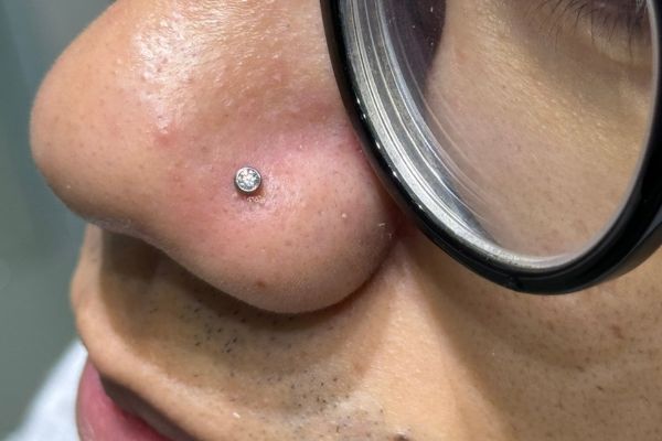 Bump lỗ xỏ tắm biển được không?
