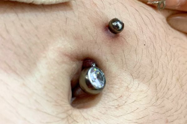 Bump lỗ xỏ tắm biển được không?
