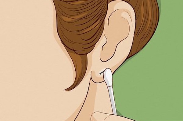 các bước vệ sinh lỗ xỏ khuyên tai