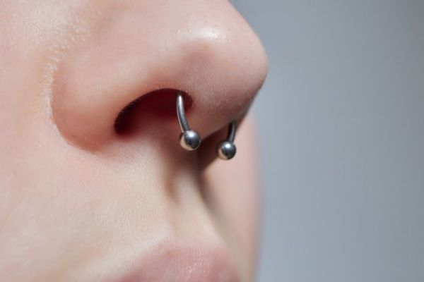 Các kiểu dáng khuyên Septum phổ biến - khuyên chữ U