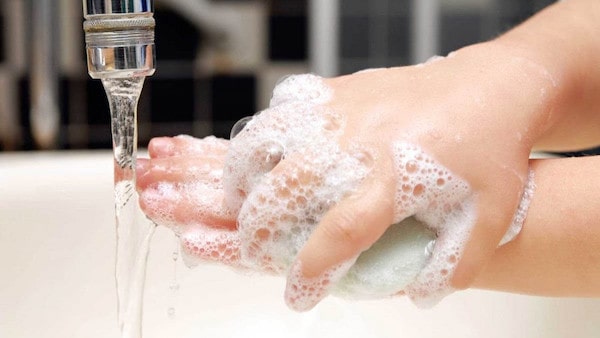 Cách đeo khuyên tai chốt tròn đơn giản