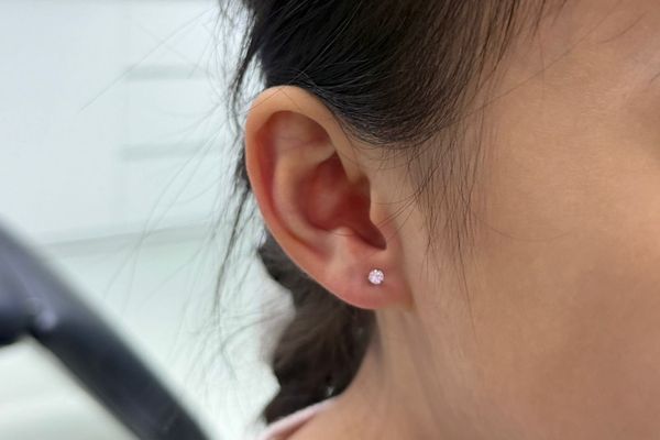 hình ảnh em bé xỏ khuyên tai tại shop TinyBox 