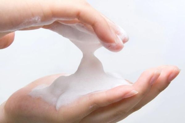 3 cách vệ sinh lỗ xỏ và chiếc khuyên mà không cần tháo ra