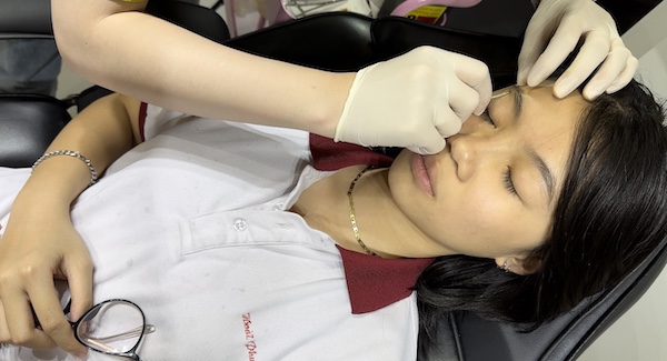 cách xỏ khuyên tai không đau 