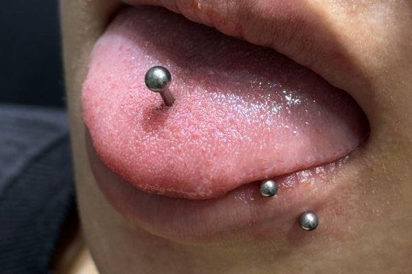 Cùng lúc xỏ khuyên lưỡi và môi có sao không?