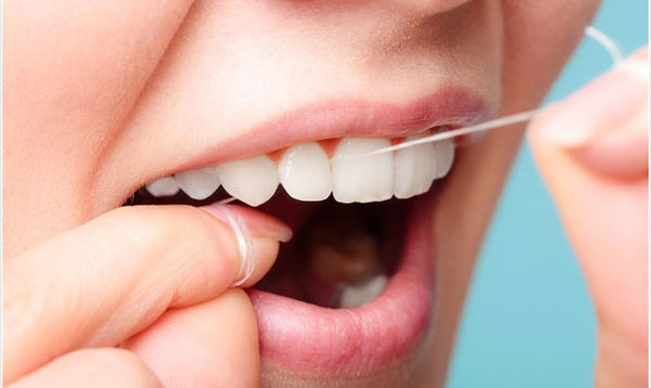 Đau răng xỏ khuyên môi được không