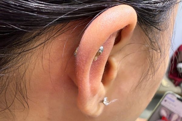 Dịch vụ vệ sinh lỗ xỏ và khuyên trước Tết giá hạt dẻ