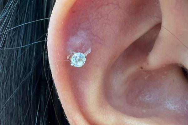 Dùng khuyên cũ xỏ lại được không?
