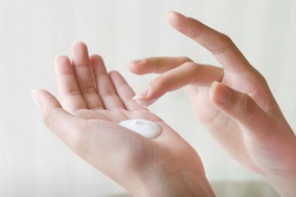 Dùng sữa rửa mặt vệ sinh lỗ xỏ khuyên được không?