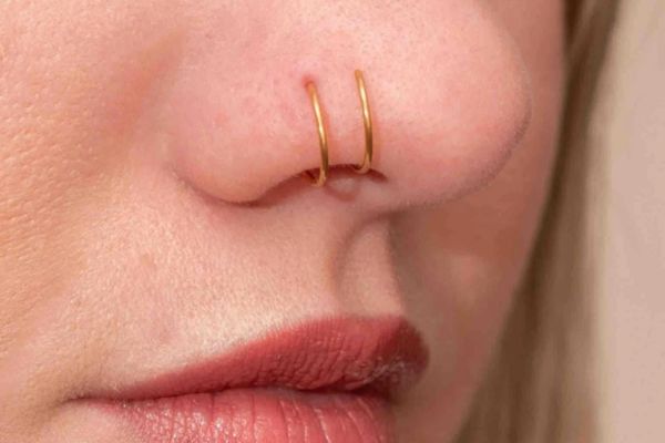 Dùng sữa rửa mặt vệ sinh lỗ xỏ khuyên được không?