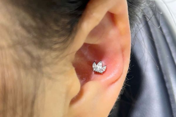Flat và Conch, vị trí xỏ khuyên nào dễ chăm hơn?