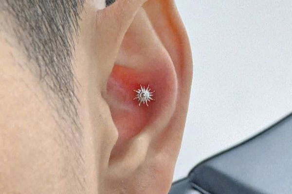 Flat và Conch, vị trí xỏ khuyên nào dễ chăm hơn?