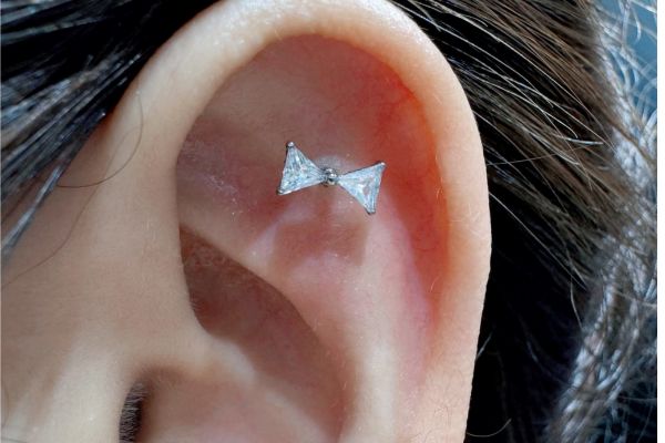 Flat và Conch, vị trí xỏ khuyên nào dễ chăm hơn?
