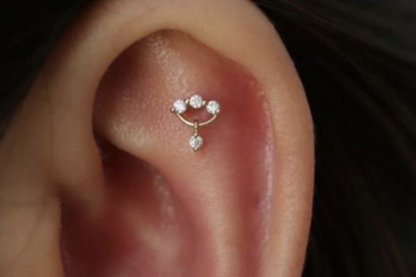 Flat và Conch, vị trí xỏ khuyên nào dễ chăm hơn?