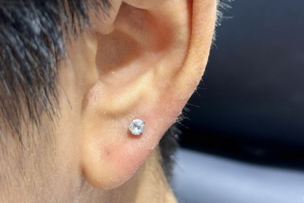 Hình ảnh bạn nam xỏ Lobe tại TinyBox - 11/2024