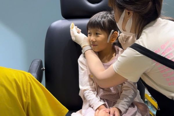 ảnh bé xỏ khuyên tai trong mùa hè đáng yêu nhất 8/2024