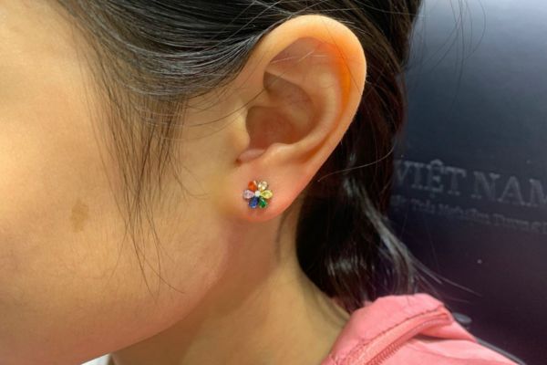 ảnh bé xỏ khuyên tai trong mùa hè đáng yêu nhất 8/2024