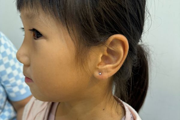 ảnh bé xỏ khuyên tai trong mùa hè đáng yêu nhất 8/2024