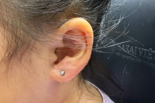 ảnh bé xỏ khuyên tai trong mùa hè đáng yêu nhất 8/2024