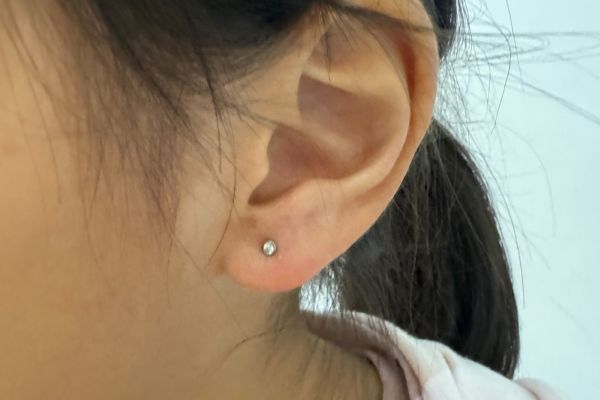 ảnh bé xỏ khuyên tai trong mùa hè đáng yêu nhất 8/2024