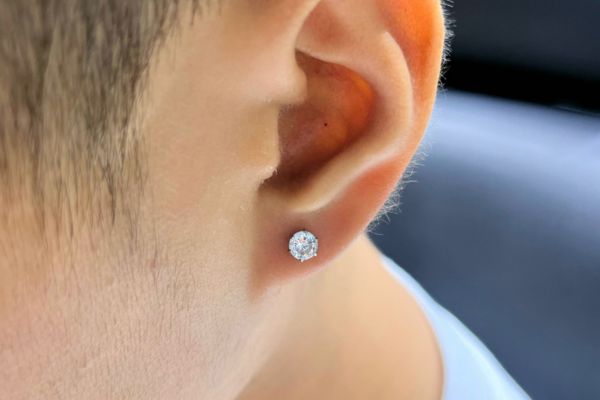 ảnh bé xỏ khuyên tai trong mùa hè đáng yêu nhất 8/2024
