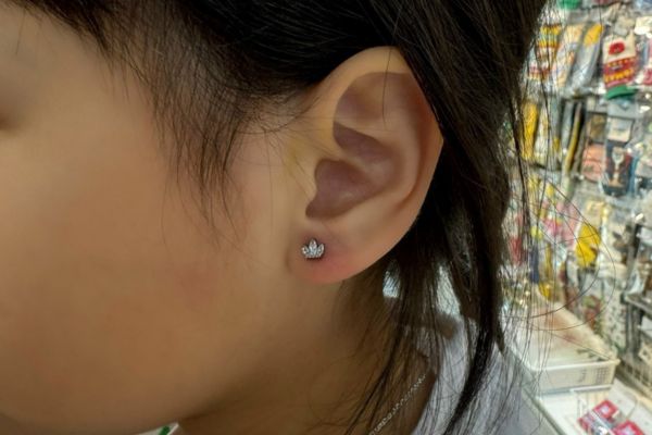 ảnh bé xỏ khuyên tai trong mùa hè đáng yêu nhất 8/2024