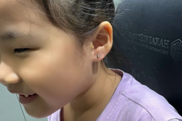 ảnh bé xỏ khuyên tai trong mùa hè đáng yêu nhất 8/2024