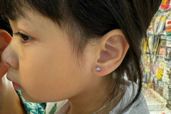 ảnh bé xỏ khuyên tai trong mùa hè đáng yêu nhất 8/2024