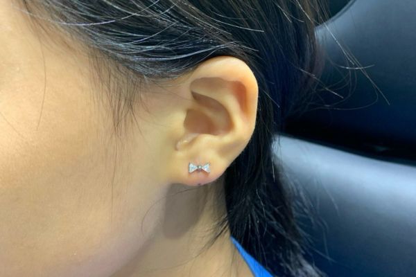 ảnh bé xỏ khuyên tai trong mùa hè đáng yêu nhất 8/2024
