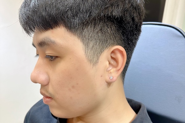 Hình ảnh xỏ khuyên tai nam - bấm lỗ tai nam