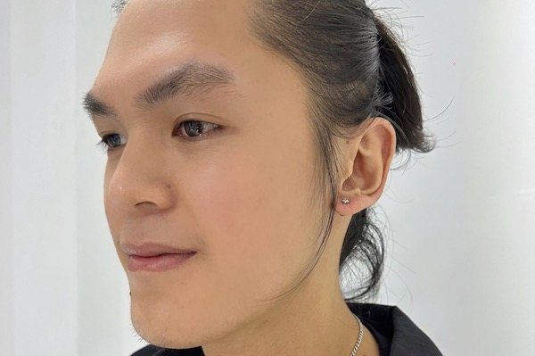 Hình ảnh xỏ khuyên tai nam - bấm lỗ tai nam