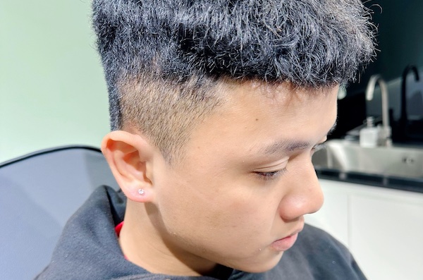 Hình ảnh xỏ khuyên tai nam - bấm lỗ tai nam