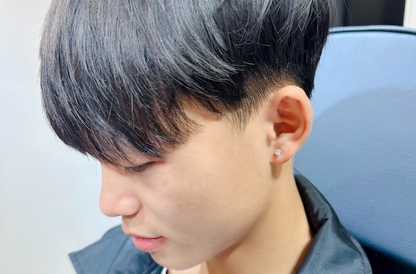 Hình ảnh xỏ khuyên tai nam - bấm lỗ tai nam