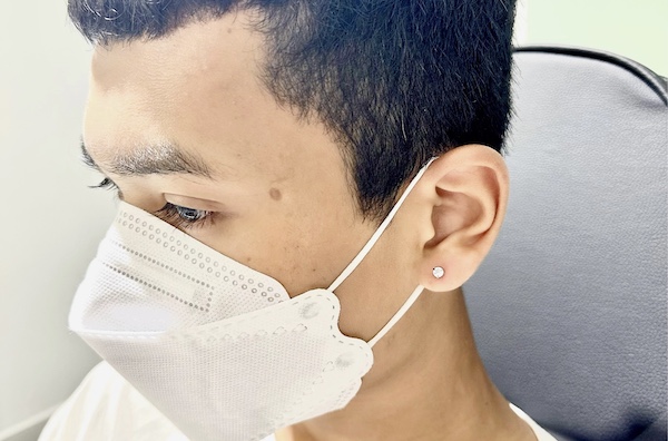 Hình ảnh xỏ khuyên tai nam - bấm lỗ tai nam