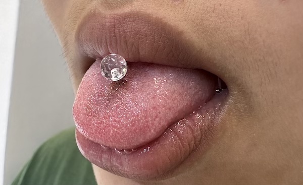 Ảnh khách xỏ mẫu chuẩn xác - xỏ mẫu lưỡi