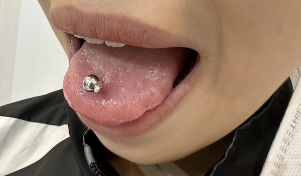 Ảnh khách xỏ mẫu chuẩn xác - xỏ mẫu lưỡi