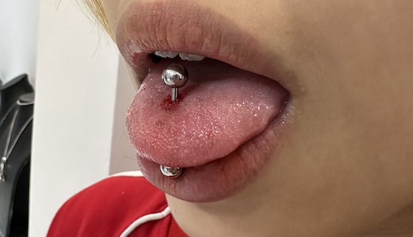 Ảnh khách xỏ mẫu chuẩn xác - xỏ mẫu lưỡi