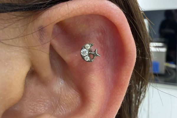 Hình ảnh lỗ xỏ khuyên tai đã lành hoàn toàn khỏe mạnh không sưng đỏ